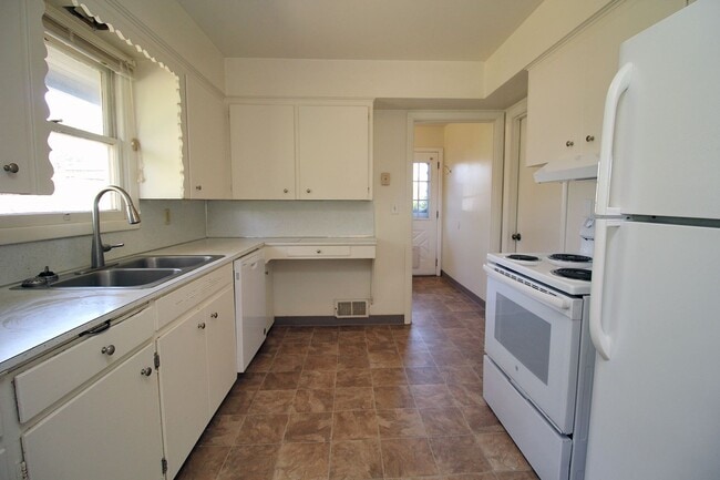 Building Photo - Delightful 3 Bedroom Mid-Century Ranch Hom...