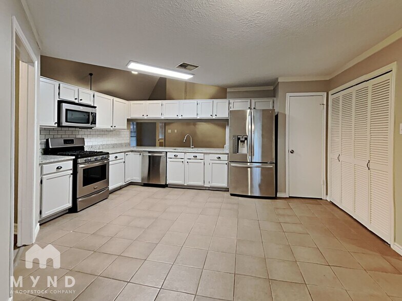 Building Photo - 3006 Avanti Ct