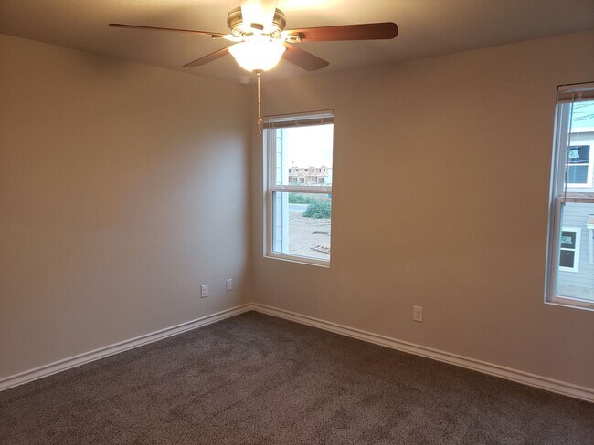 Building Photo - Town home for rent