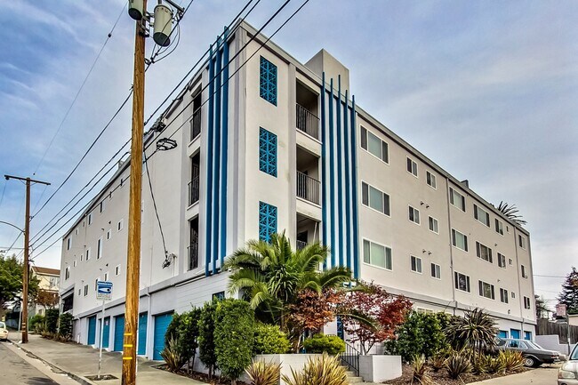 Building Photo - 1008 E 23rd St