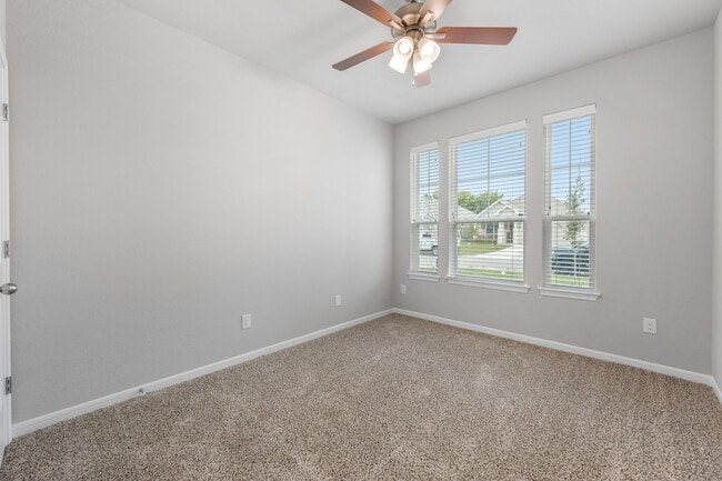Building Photo - 617 La Parra Bend