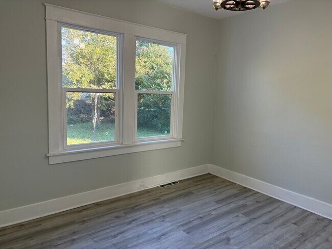 Building Photo - 225 Poplar St