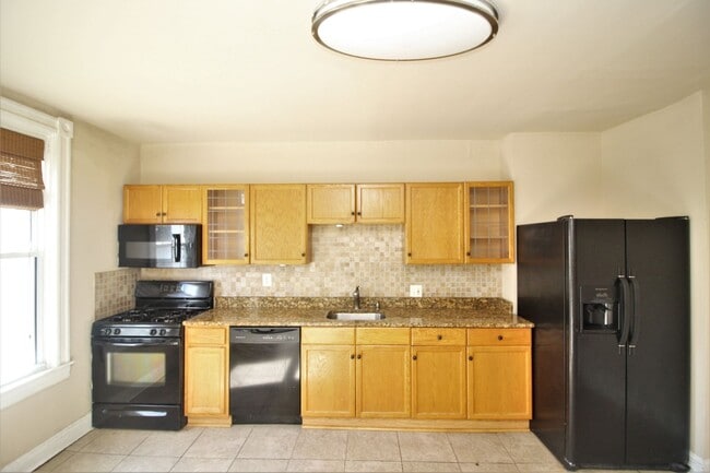 Building Photo - Updated 3bd/2ba Hampden Rowhome w/ CAC, W/...