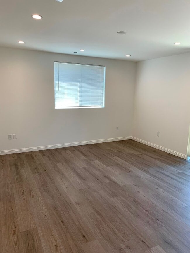 Building Photo - Upgraded 4+3.5 in Sylmar w/backyard + garage!