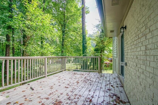 Building Photo - 3309 Poplar Dr