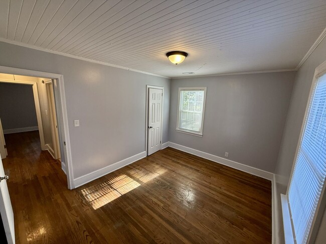 Building Photo - Single Family Ranch 2 Bed