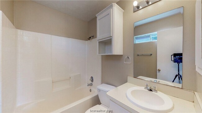 Building Photo - 1509 Hollowhill Drive Unit A