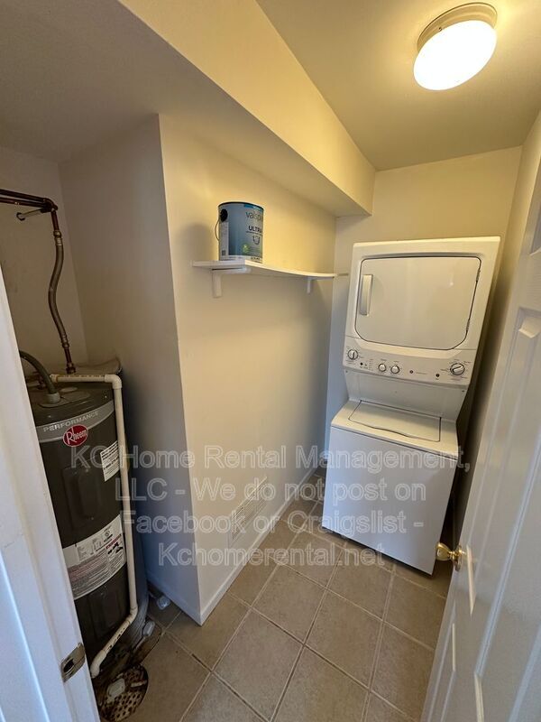 Building Photo - 1903 W 43rd Pl