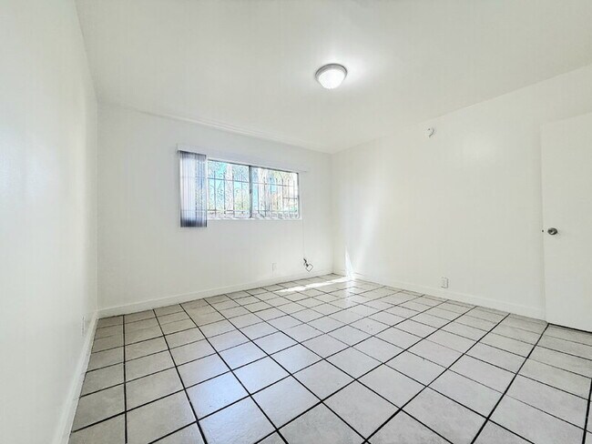 Building Photo - 1017 W 95th St