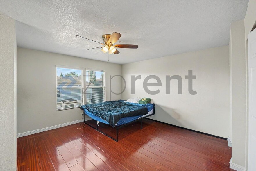 Building Photo - Unit