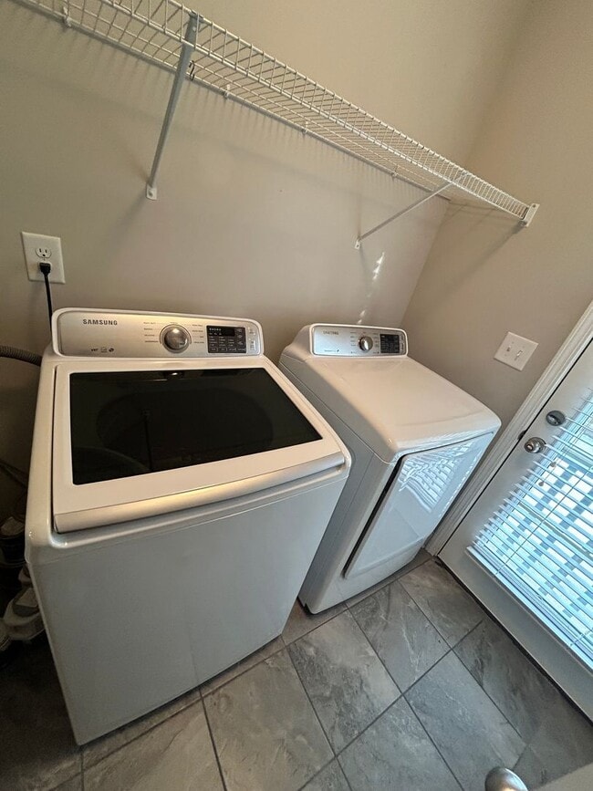 Building Photo - 3 Bedroom 3.5 Bath Spacious Townhome