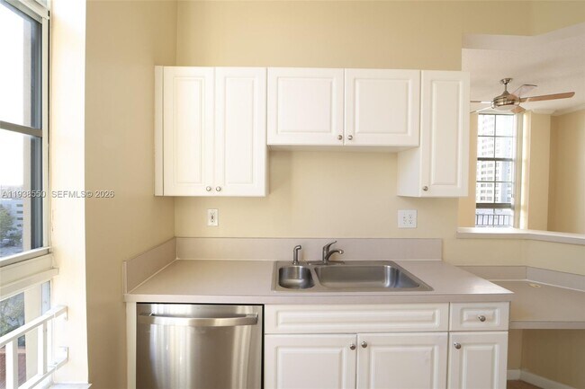 Building Photo - 520 SE 5 Ave