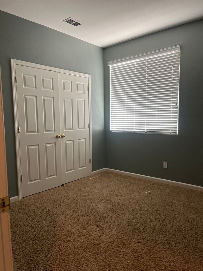 Building Photo - Beautiful home with spacious yard