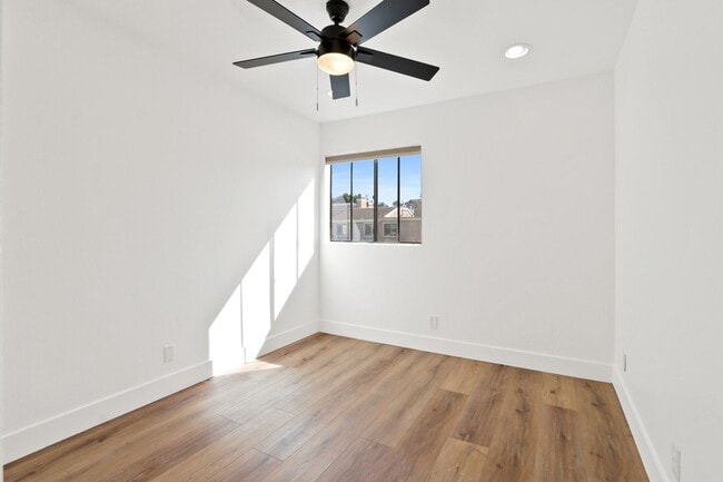 Building Photo - Rehabbed Newport Beach Townhome