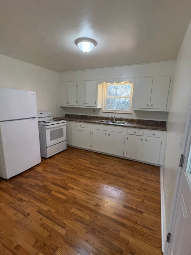 Building Photo - 703 White Rd