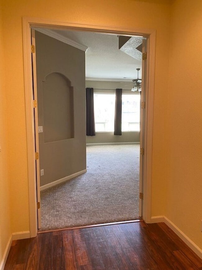 Building Photo - Huge 4 Bed 2 Bath + Den Golf Course Hom...