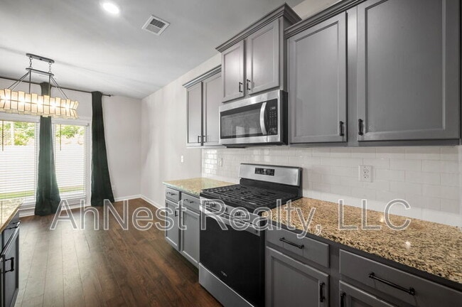 Building Photo - 3012 Hawthorn Farm Blvd