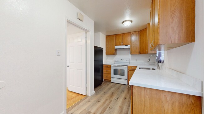 Building Photo - Spacious 2 Bedroom 1 Bathroom Available In...