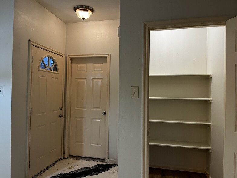Entry - 11807 Chetman Dr