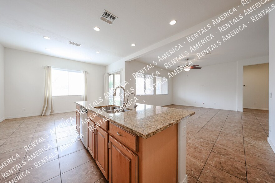 Building Photo - 1133 E Buckingham Ave