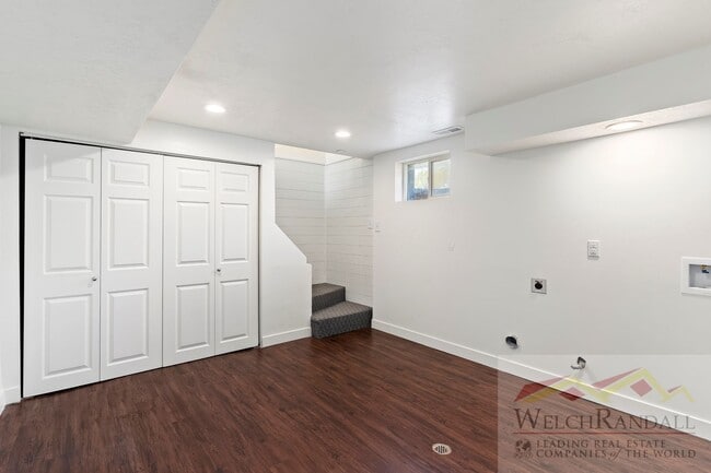 Building Photo - 4 Bedroom 2 Bath Duplex Home in Washington...