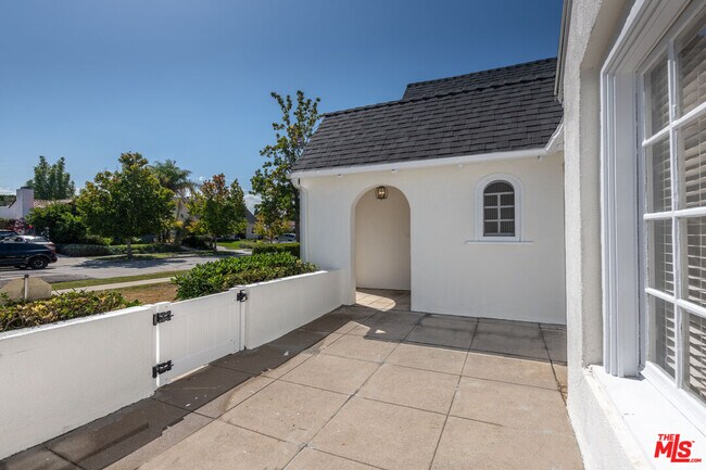 Building Photo - 319 S Orange Dr