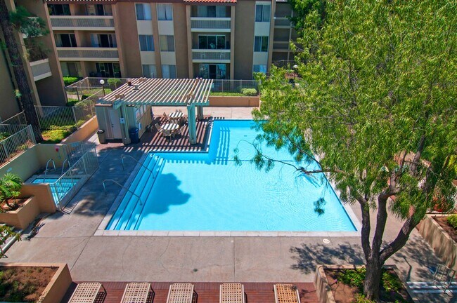 Building Photo - TOP FLOOR 1BD/1BA CONDO AVAILABLE AT THE PLAZA IN PACIFIC BEACH - $2,495/mo