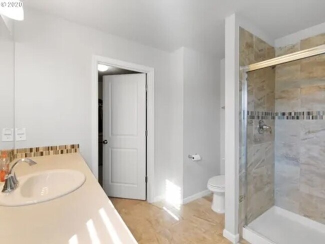 Building Photo - Beautiful Camas Find- 5 Bedrooms!