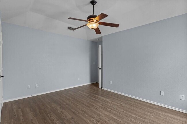 Building Photo - 1708 English Dr