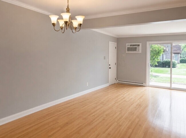 Building Photo - 520 E Spruce Dr