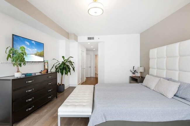 Building Photo - 808 Brickell Key Dr