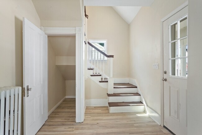 Building Photo - 5 Bedroom Single Family in Brunswick