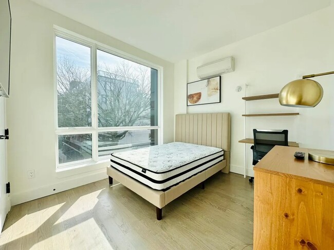 Building Photo - Private Bedroom in a 4 bedroom / 1,5 bathr...