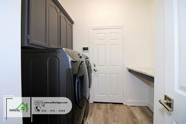 Building Photo - 2724 Western Oak Dr