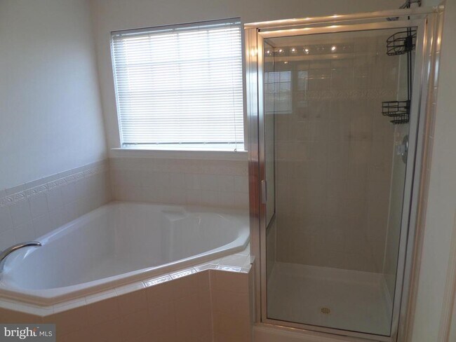 Building Photo - 836 Linfield Terrace NE
