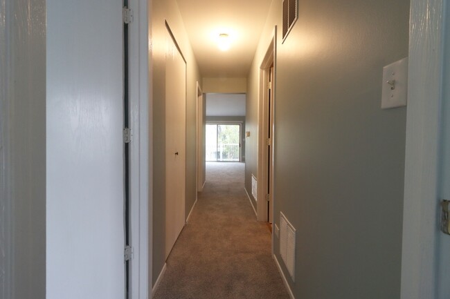 Building Photo - 1520 Commodore Ln