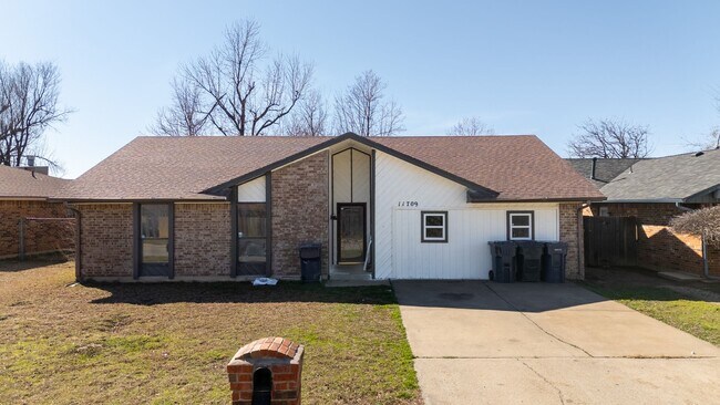 Primary Photo - Cute 4 bedroom House