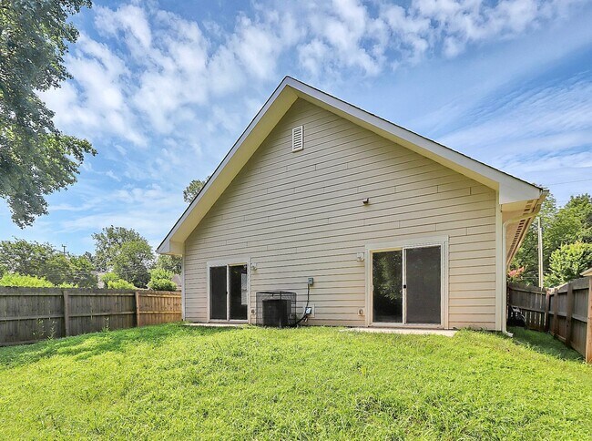 Building Photo - Newer Build Single Family in Washington Heights!