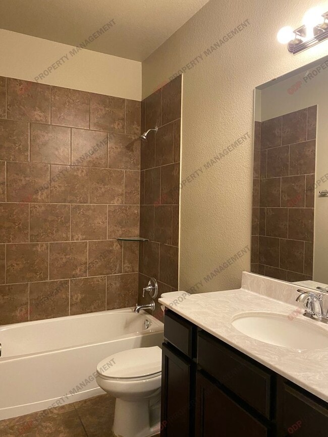 Building Photo - 5607 Blackstone Dr