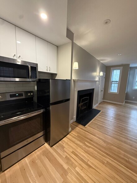 Primary Photo - 82 Phillips St