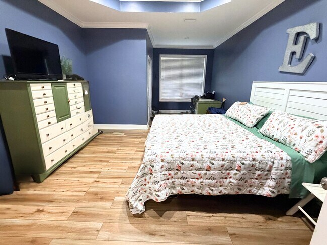 Building Photo - 3/2 with grass cutting included & access to community amenities.