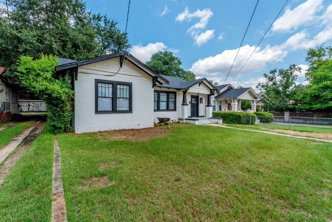 Building Photo - $1500 - 3 bed/1 bath house in Central Aven...