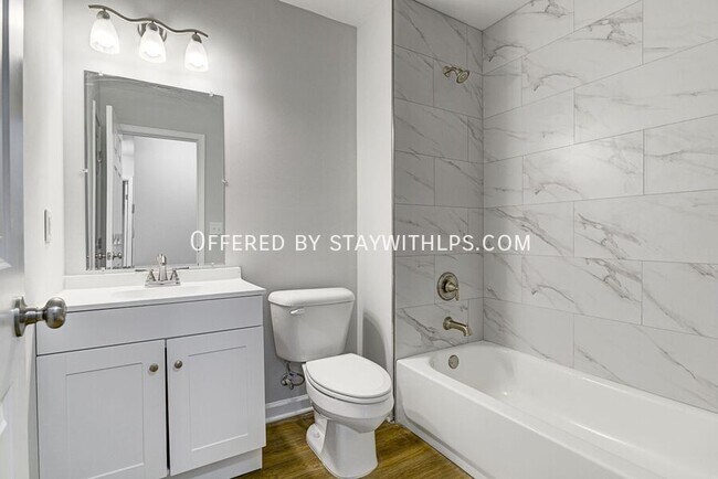 Building Photo - 2927 Beechmont St