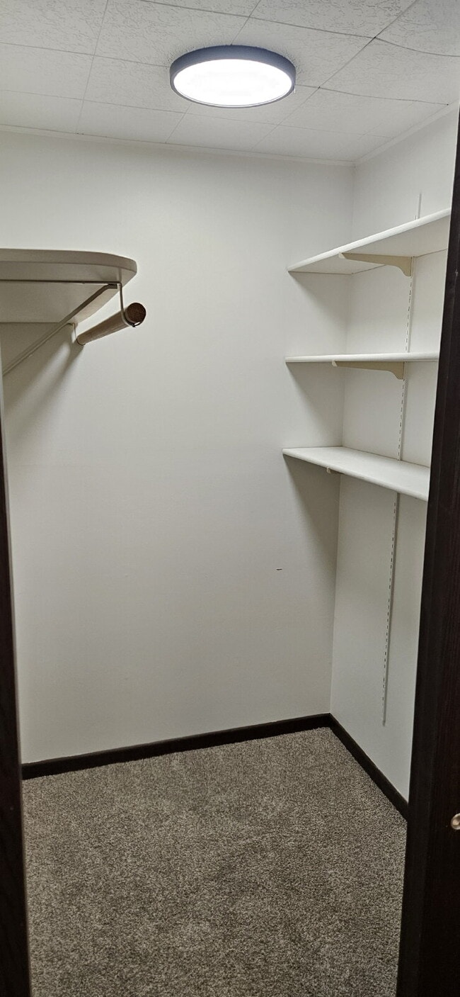 Building Photo - 2 Bed 1 Bath Daylight Basement property. P...