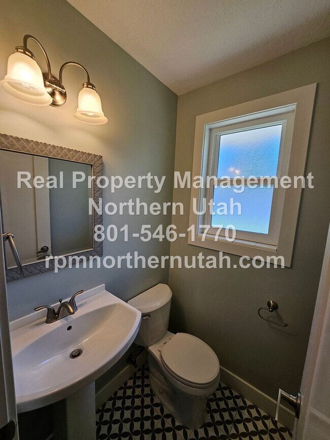 Building Photo - Stunning 5 Bedroom Home in Kaysville Now A...