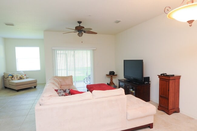 Building Photo - 3499 Parkridge Cir