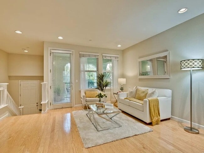 Building Photo - SAN JOSE-beautiful  townhome with tandem t...