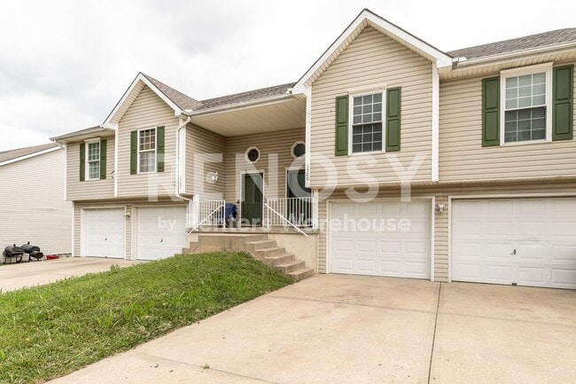 Building Photo - Cute 3 Bed, 2 full bath Townhome in Liberty