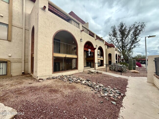 Building Photo - 6341 N Barcelona Ct
