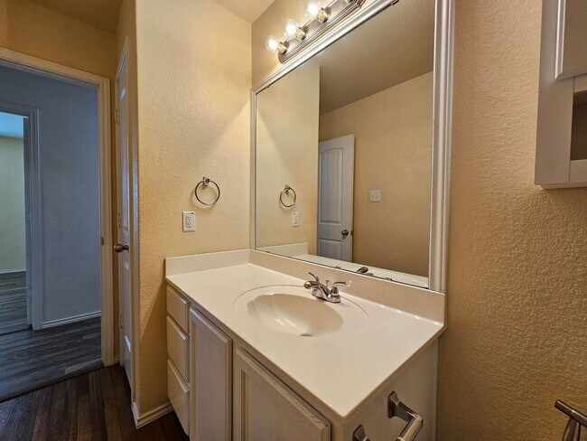 Building Photo - SECTION 8 ACCEPTED - BRAND NEW FLOORING - AVAILABLE & MOVE-IN READY!